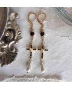 Boucles d'oreilles Croix perle noir et blanc, Gothique, Tudor, Renaissance, médiéval, Victorien, Baroque