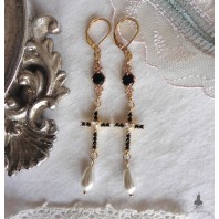 Boucles d'oreilles Croix perle noir et blanc, Gothique, Tudor, Renaissance, médiéval, Victorien, Baroque