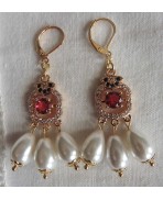 Boucles d'oreilles Médiévales Chandelier Zircons rouge bleu et triple Perles gouttes, Tudor, Renaissance