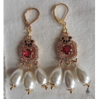 Boucles d'oreilles Médiévales Chandelier Zircons rouge bleu et triple Perles gouttes, Tudor, Renaissance