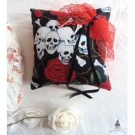 Coussin Porte Alliances Crânes & Roses rouge, noir et blanc, Mariage Gothique, Tête de mort