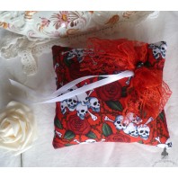 Coussin Porte Alliances Crânes & Roses rouge et blanc, Mariage Gothique, Tête de mort