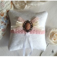 Marie-Antoinette, Coussin Régence Porte Alliances Camée rose et blanc, Mariage rose