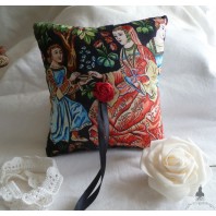 Coussin Renaissance Porte Alliances noir, rouge et multicolore, Mariage Tudor