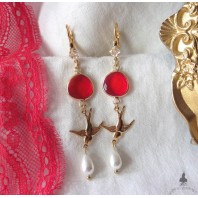 Cliodhna Boucles d'oreilles Oiseau Cristal rouge et Perle goutte or